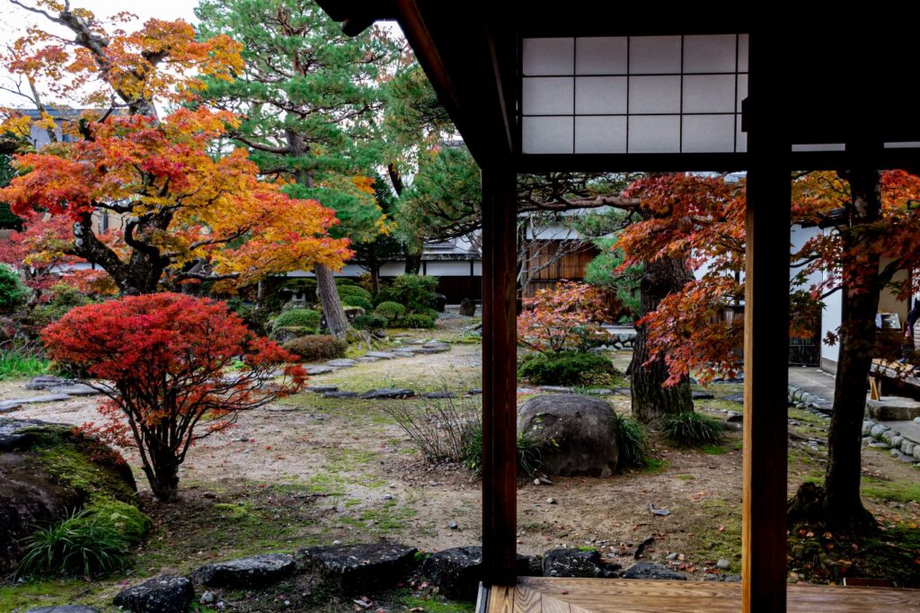高山陣屋居間からの紅葉