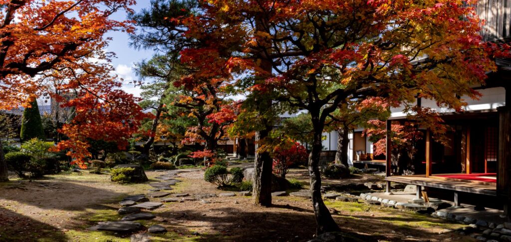 高山陣屋紅葉の庭園