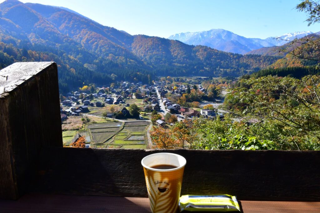 白川郷 展望台カフェから眺める白川郷