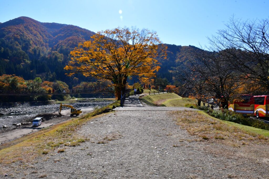 白川郷 庄川と駐車場