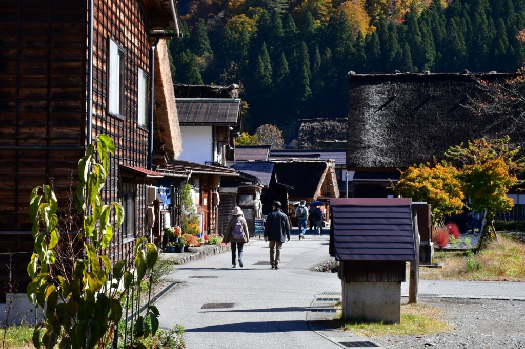 白川郷 であい橋を渡って村に入ります