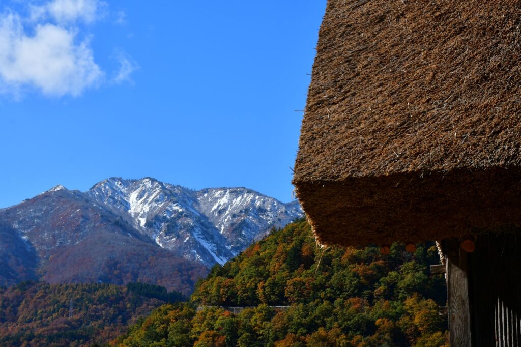 白川郷 茅葺き屋根と峰の積雪